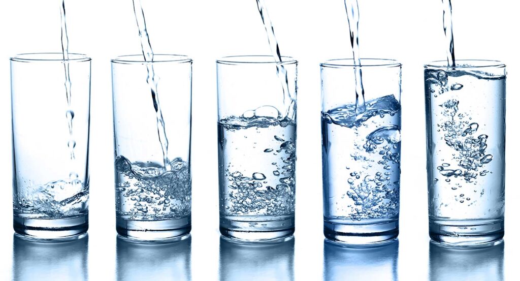 Ile wody dziennie pić? Woda to podstawa zdrowej diety!